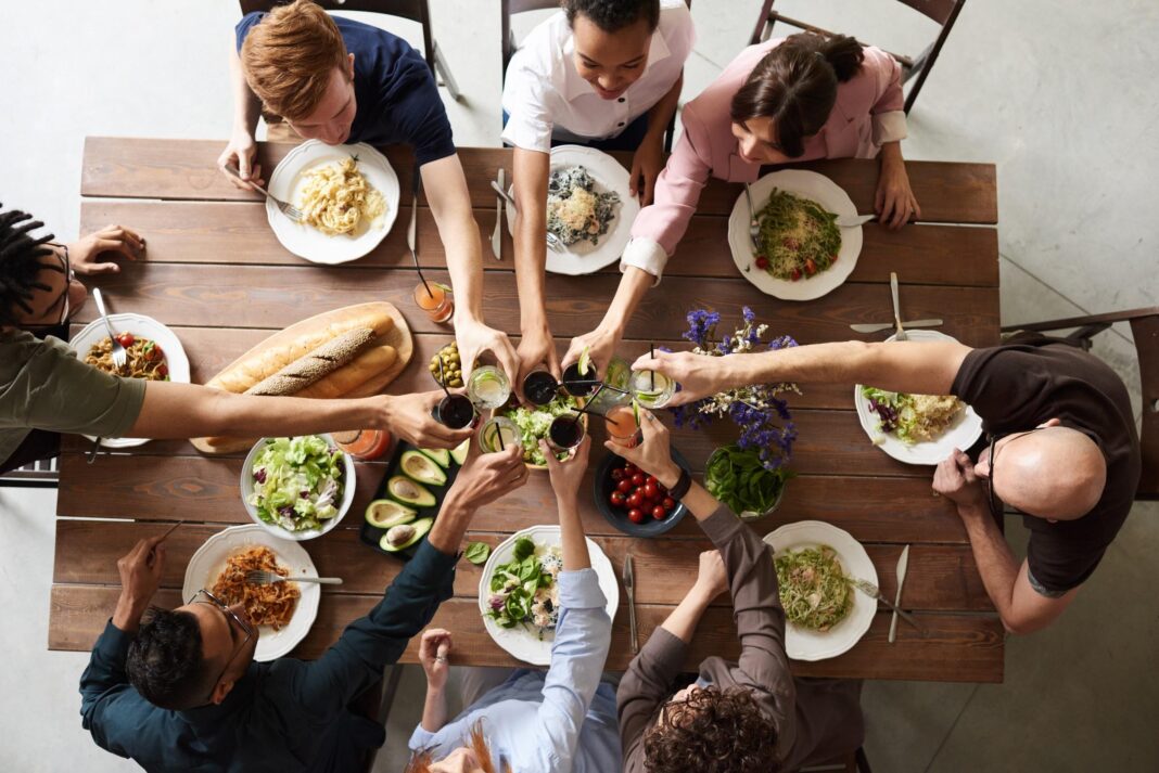 10 ways to plan the perfect dinner for your friends